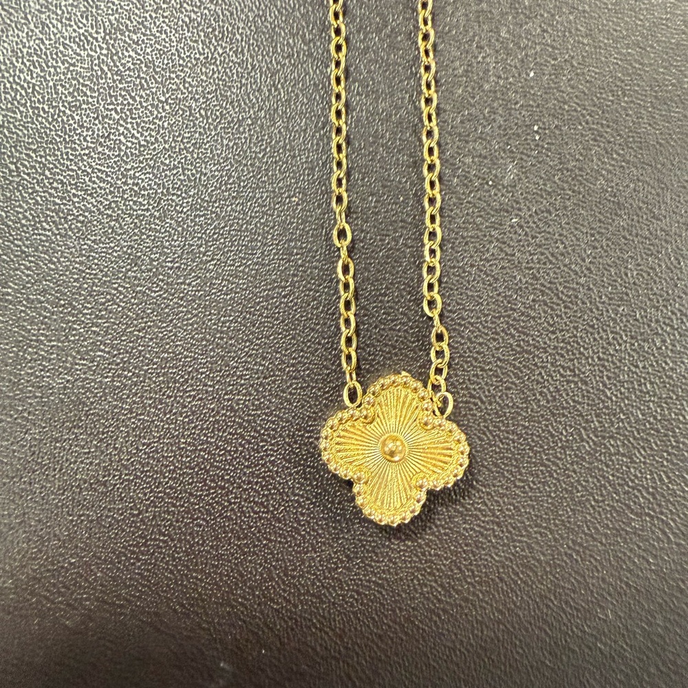 NEW- 18k Gold plated Clover Pendant Necklace - Picture 3 of 3